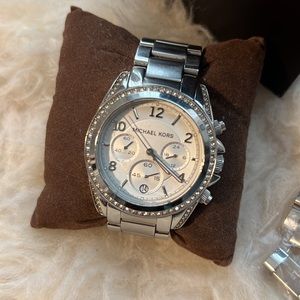 Women’s oversized watch